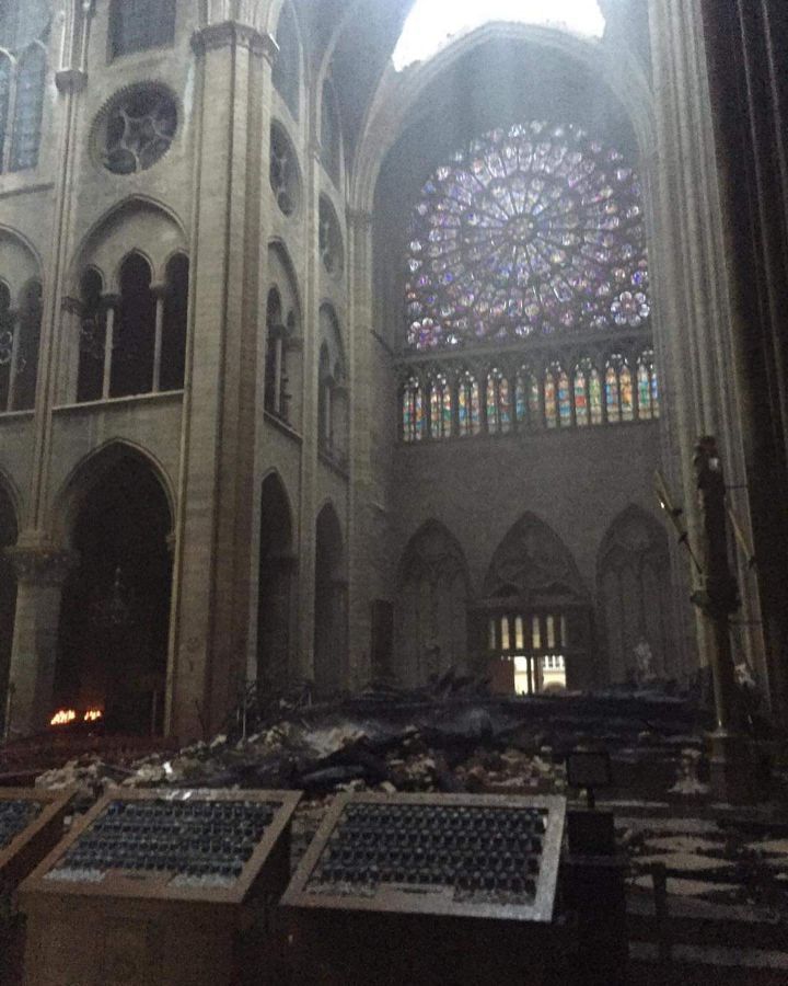 Знаменитые витражи собора Нотр-Дам уцелели при пожаре, орган поврежден водой