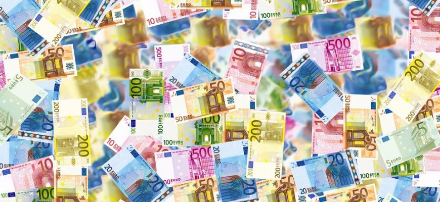 Новые банкноты €100 и €200 уже входят в обращение