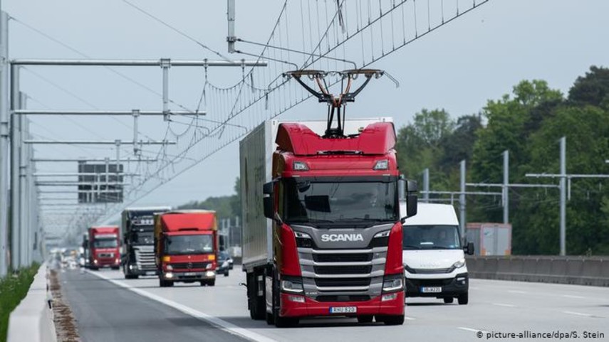 По первому в Германии электрическому автобану запустили грузовики