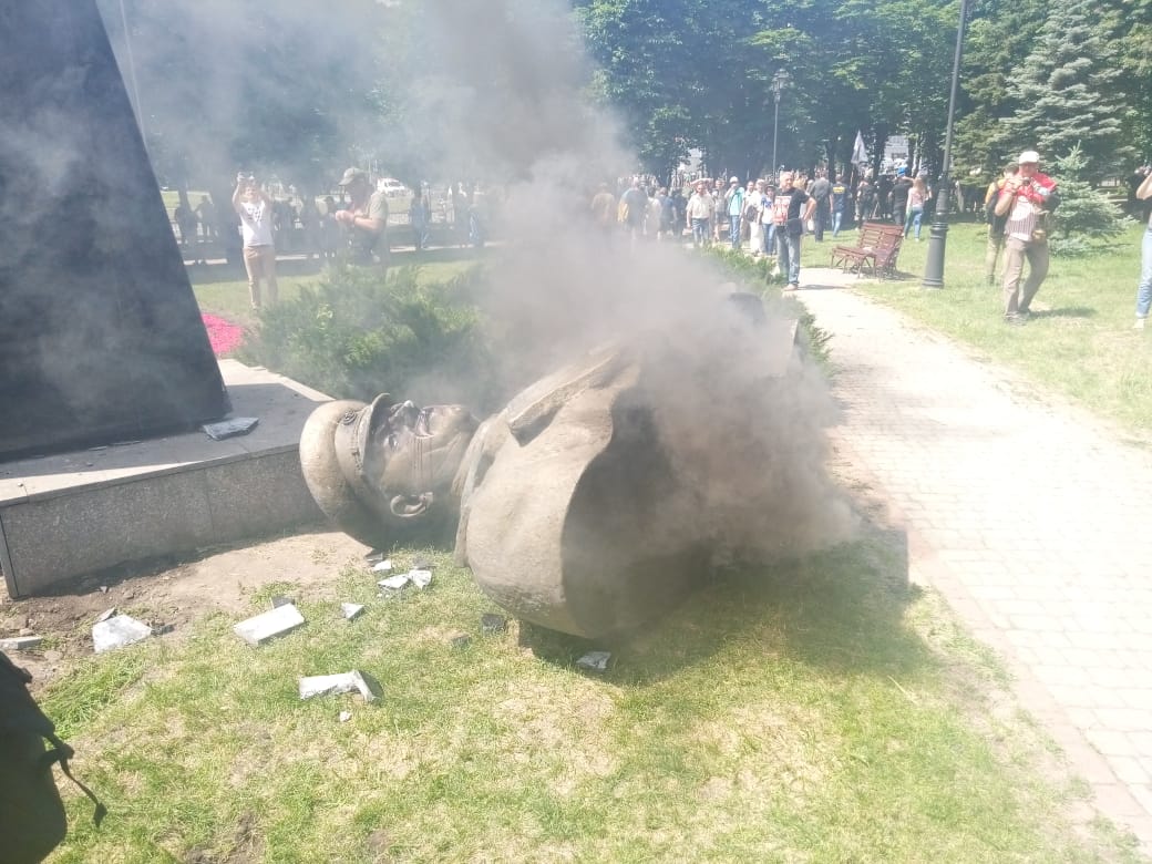 В Харькове активисты снесли памятник маршалу Жукову (Фото)