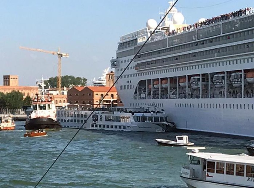 В Венеции круизный лайнер врезался в туристический теплоход (Видео)